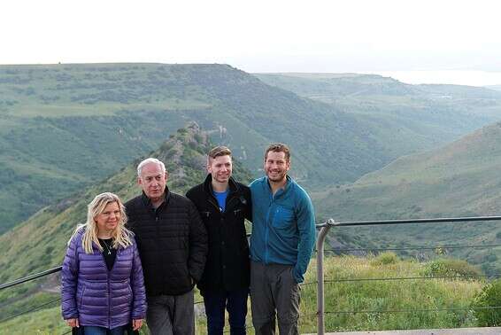 עם רעייתו שרה והילדים יאיר ואבנר בטיול בגמלא בפסח (ארכיון) // צילום: קובי גדעון - לע"מ