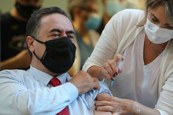 שר האוצר מתחסן // צילום: קוקו