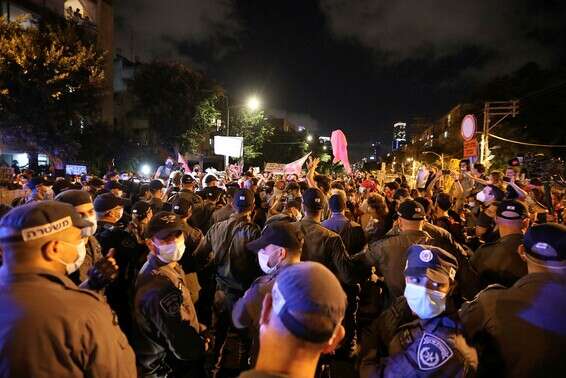 אחד השוטרים נפצע. כיכר הבימה // צילום: קוקו