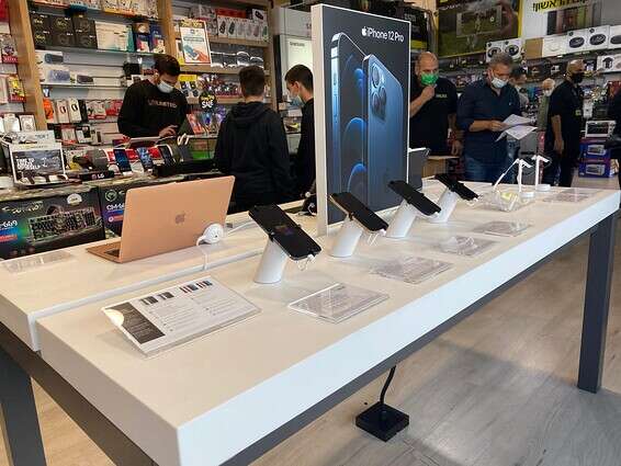 עמדת אפל ברשת מחסני חשמל // צילום: לירון כהן