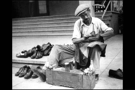 מצחצח נעליים במרכז ירושלים, 1951 // צילום: הנס פין, לע"מ