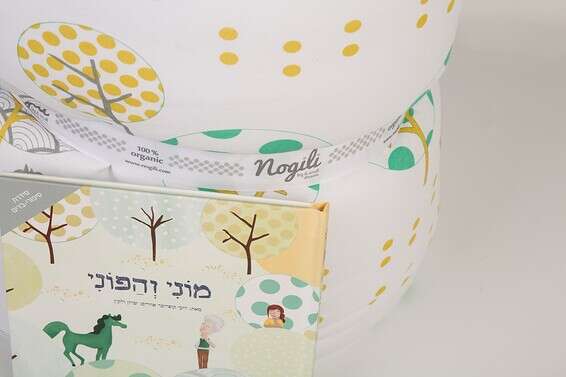 מוני והפוני ספר ושמיכה //צילום: אלה מילת, סטודיו נוגילי