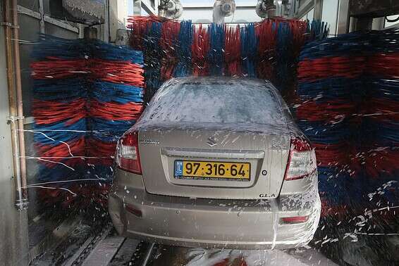 שטיפת מכוניות // צילום: אורן בן חקון