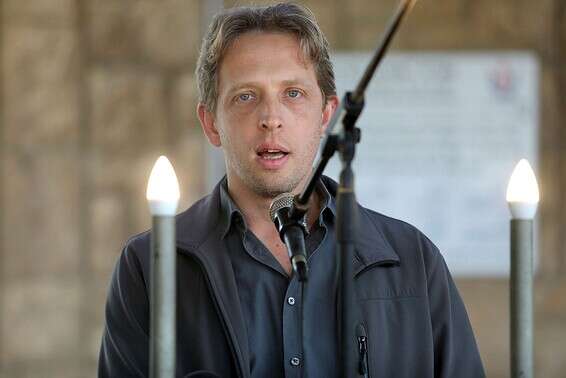 רועי פולקמן בעת הלווית אימו // צילום: גדעון מרקוביץ'