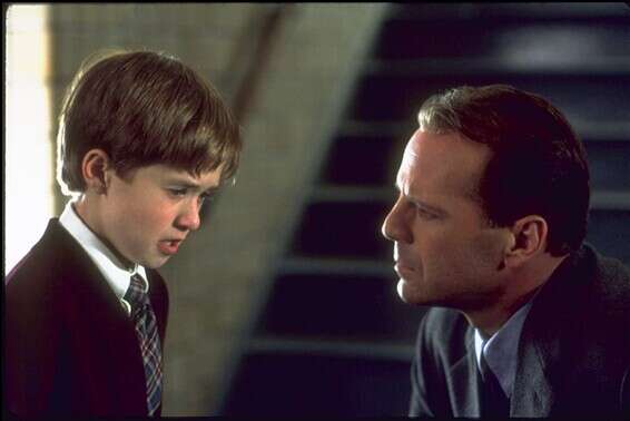 רואה אנשים מתים. "החוש השישי"