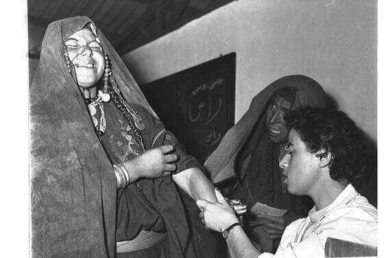 אישה בדואית מקבלת חיסון נגד שחפת, 1950 // צילום: אילן ברונר, לע"מ