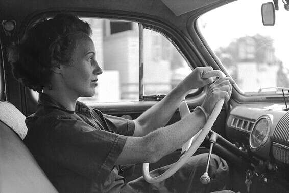 נהגת מונית בתל אביב, 1951 // צילום: טדי בראונר, לע"מ