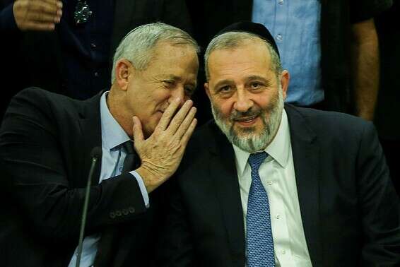 בני גנץ (משמאל) ואריה דרעי, ארכיון // צילום: אורן בן חקון