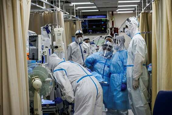 אנשי צוות רפואי במחלקת קורונה בבית החולים שערי צדק שבירושלים, בשבוע שעבר // צילום: אורן בן חקון