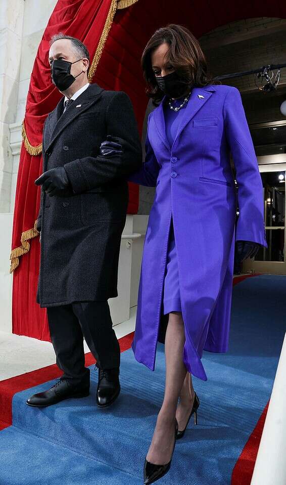 קמלה האריס בסגול // צילום: EPA