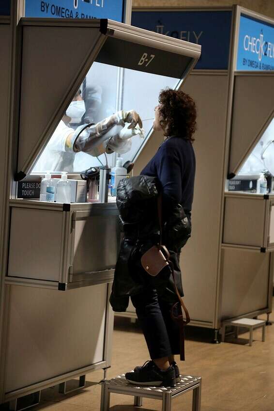 המעבדה בנתב"ג לא משמשת את החוזרים - למצולמים ולמעבדה אין קשר לכתבה // צילום: גדעון מרקוביץ'