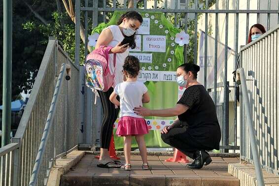 ילדה נכנסת לגן אורן בנס ציונה, באוקטובר // צילום: גדעון מרקוביץ'