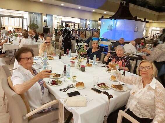 ארוחת חג באחוזת צהלה (מרשת אחוזות רובינשטיין)