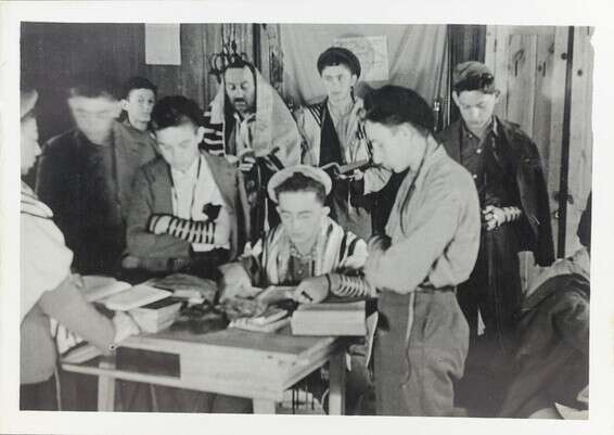 קבוצה מ"ילדי בוכנוולד" מניחים תפילין ומתפללים בבית הילדים באמבלוא, צרפת // באדיבות ארכיון יד ושם 