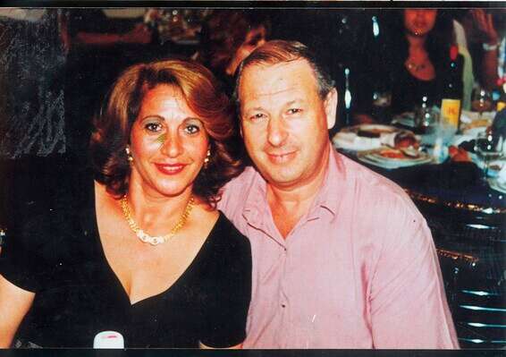 דרק רוט, נהג המונית שנרצח על ידי אלוני ובן-איבגי, לצד רעייתו גילה