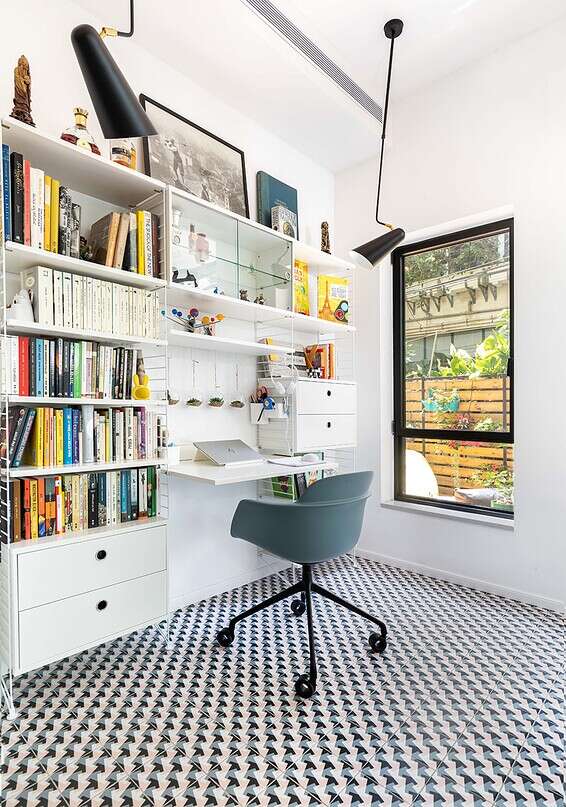  הריצוף מגדיר את חלל המשרד. מערכות מידוף מאפשרות אחסון נגיש ונוח. עיצוב ותכנון: שני רינג //צילום: אורית ארנון