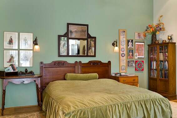 קיר צבוע ירוק בחלל השינה. באדיבות גלריה בורדו // צילום: יונתן בלום