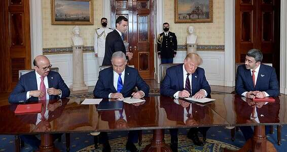 חתימת ההסכם עם האמירויות ובחרין. נתניהו הכחיש קשר כלשהו // צילום: אבי אוחיון/לע"מ