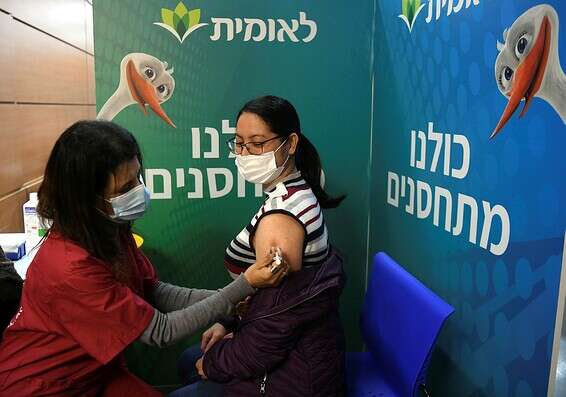 אישה מקבלת את החיסון לקורונה, בתל אביב, ביום רביעי // צילום: יוסי זליגר