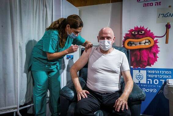 חיסוני הצוות הרפואי בבית חולים עין כרם מנהל בית החולים פרופ' וייס // צילום: אורן בן חקון