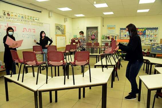 צוות ההוראה בבית ספר ביישוב עומר מתכונן לחזרה ללימודים, בשבוע שעבר // צילום: דודו גרינשפן