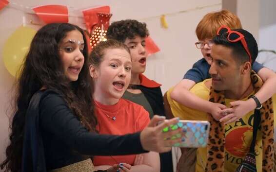 לא אחראי ככה. שחר חסון והילדים ב"לבד בבית"