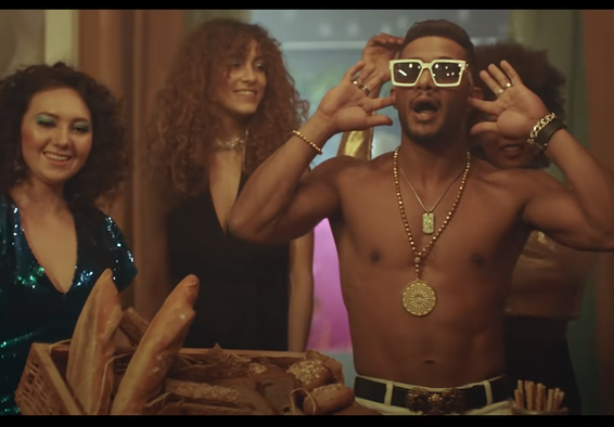 "הופעה ארוטית" // צילום מסך, מתוך הקליפ "BUM BUM"