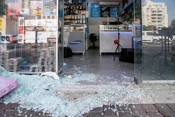 חנות שנפגעה מרקטה באשדוד // צילום: לירון מולדובן