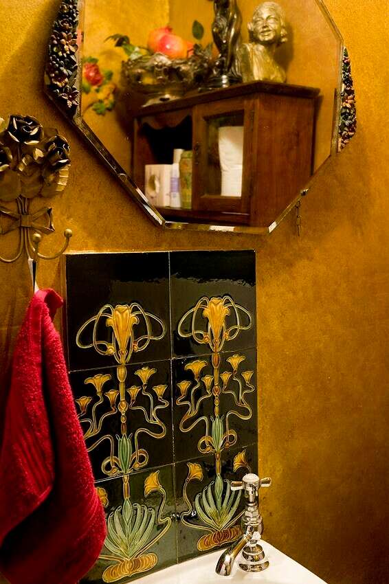  קיר שירותי אורחים צבוע בגוון מוזהב. באדיבות גלריה בורדו // צילום: יונתן בלום