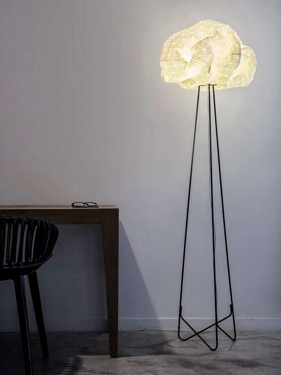 מנורה לבנה עומדת: יואב גורין