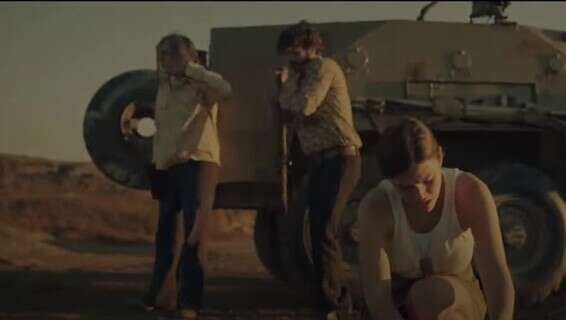 נשים בשדה הקרב בבגדים מינימליים. "שעת נעילה" // צילום: מתוך הפרק