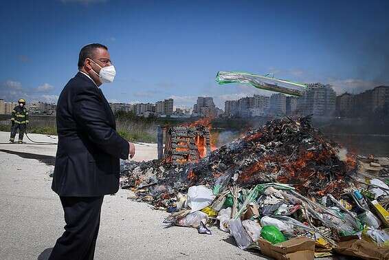 ראש עיריית ירושלים במעמד שריפת חמץ בשנה שעברה // צילום: אורן בן חקון