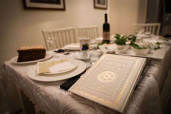 שולחן מוכן לליל הסדר // צילום: אורן בן חקון