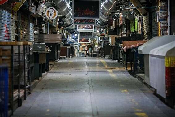 שוק מחנה יהודה בירושלים ריק מקונים בערב יום העצמאות, אפריל 2020 // צילום ארכיון: אורן בן חקון