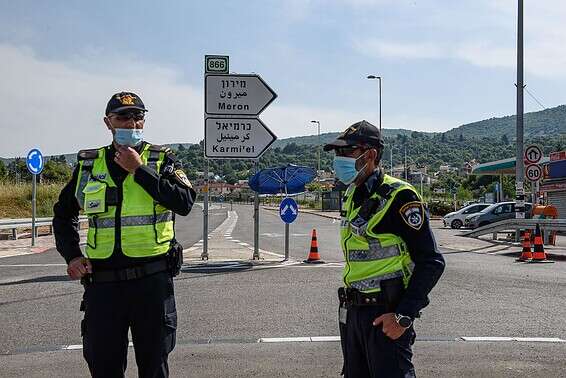 מחסום משטרתי ליד מירון בשנה שעברה // צילום: אייל מרגולין ג'יני