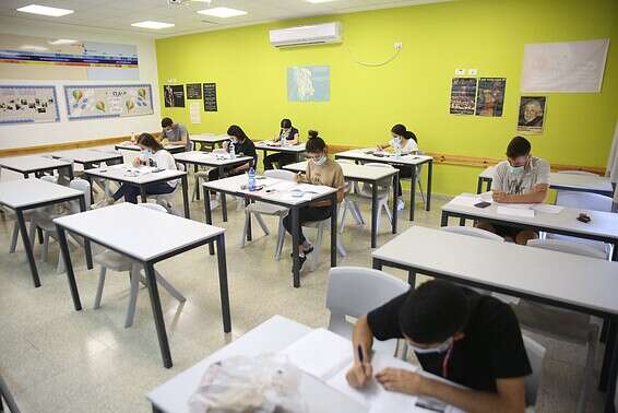 תלמידים בבחינות בגרות בבית ספר אורט בן גוריון בעפולה // צילום: דוד כהן-ג׳יני