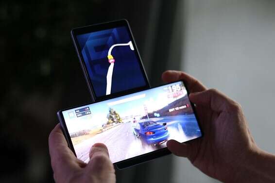 המשחק Asphalt 9 על ה-LG Wing // צילום: ינון בן שושן