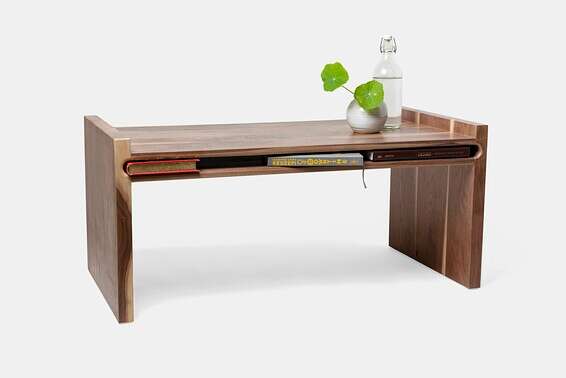 שולחן משרדי, נדב כספי //צילום: אויה ווינד