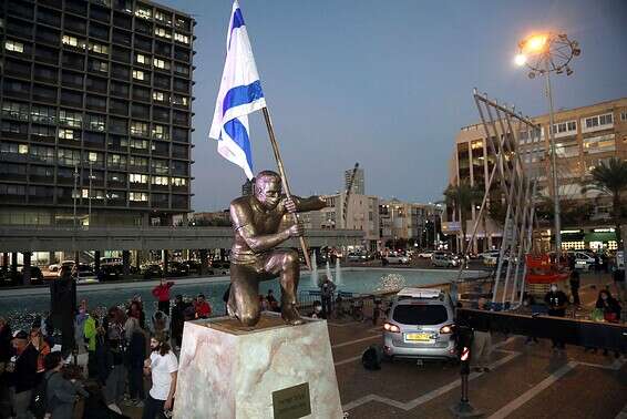 באיזה סוג של תסחיף אגו-טריפ צריך להיות כדי לקשור לעצמך כאלה כתרים כבר חצי שנה? // צילום: גדעון מרקוביץ'