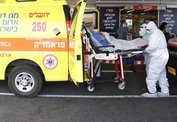 פינוי חולה קורונה לטיפול. "מחסור חמור בכוח אדם" // צילום: יוסי זליגר