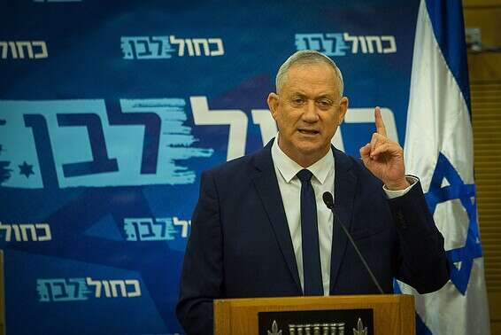 שר הביטחון ורה"מ החליפי גנץ. "הפקיר אותנו" // צילום: אורן בן חקון