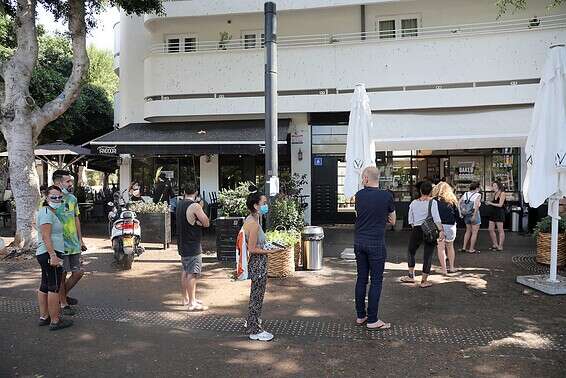 תור בכיכר דיזנגוף בתל אביב // צילום: גדעון מרקוביץ'