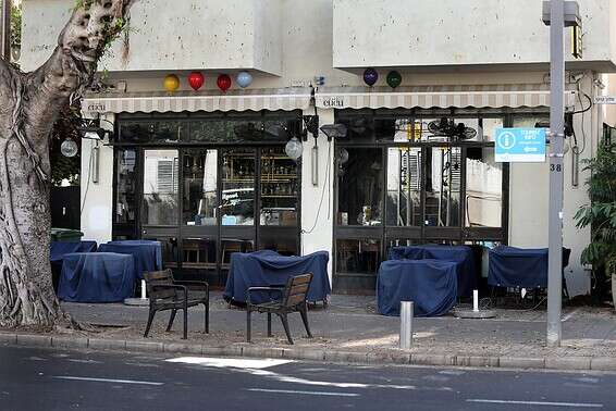 בית קפה סגור בתל אביב // צילום: גדעון מרקוביץ'