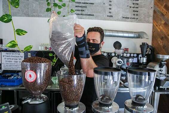 ישראל בר לוי מוואיקאפ קפה בתל אביב // צילום: יהושע יוסף