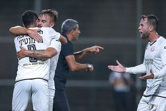 פלקושצ'נקו חוגג את היתרון של חדרה // צילום: סוכנות ג'ני