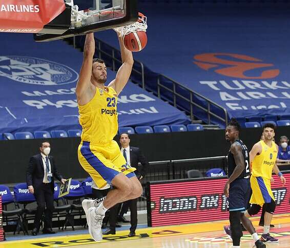 "ז'יז'יץ'. "הוא לא באן.בי.אי היום כי מחפשים שם סנטרים שקולעים גם שלשות" // צילום: דני מרון