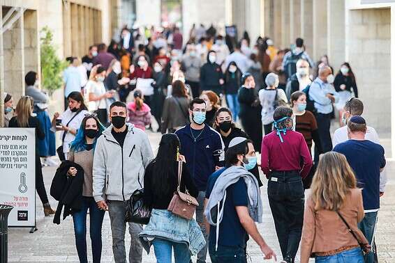 להיזהר מהתקהלות. המונים מציפים את הקניון הפתוח בממילא, ירושלים, עם פתיחת חנויות הרחוב // צילום: אורן בן חקון