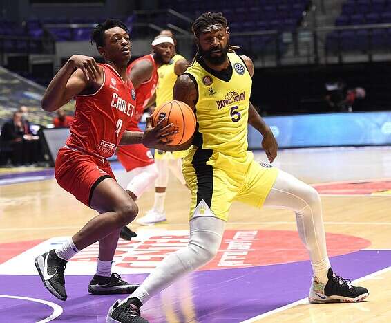 האוול שומר על הכדור אצל חולון // צילום: ברני אדוב