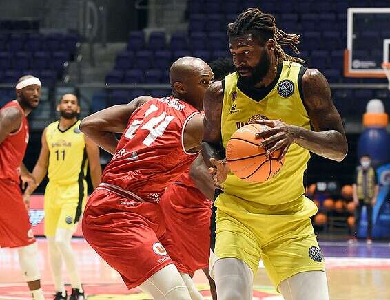 האוול שומר על הכדור אצל חולון // צילום: ברני אדוב