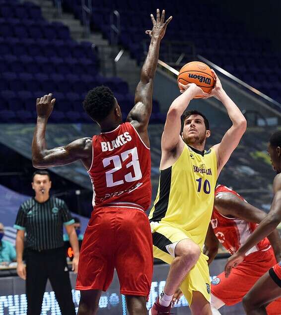 גיא פניני מחפש את הסל // צילום: ברני ארדוב